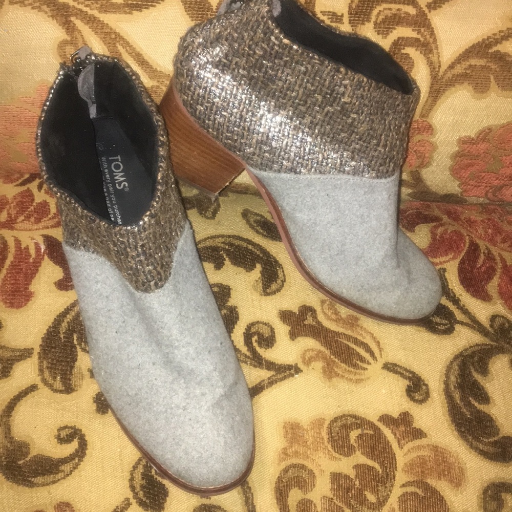Women’s TOMs Grey Silver Suede Bootie Leila 9.5